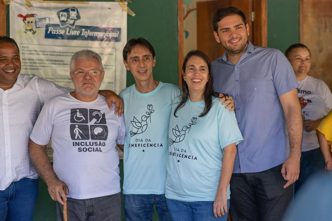 Antônio Barros com voluntários e assistidos em ação social da Casa da União Viva Bem